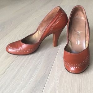 Lovely brown Vintage pumps with white details